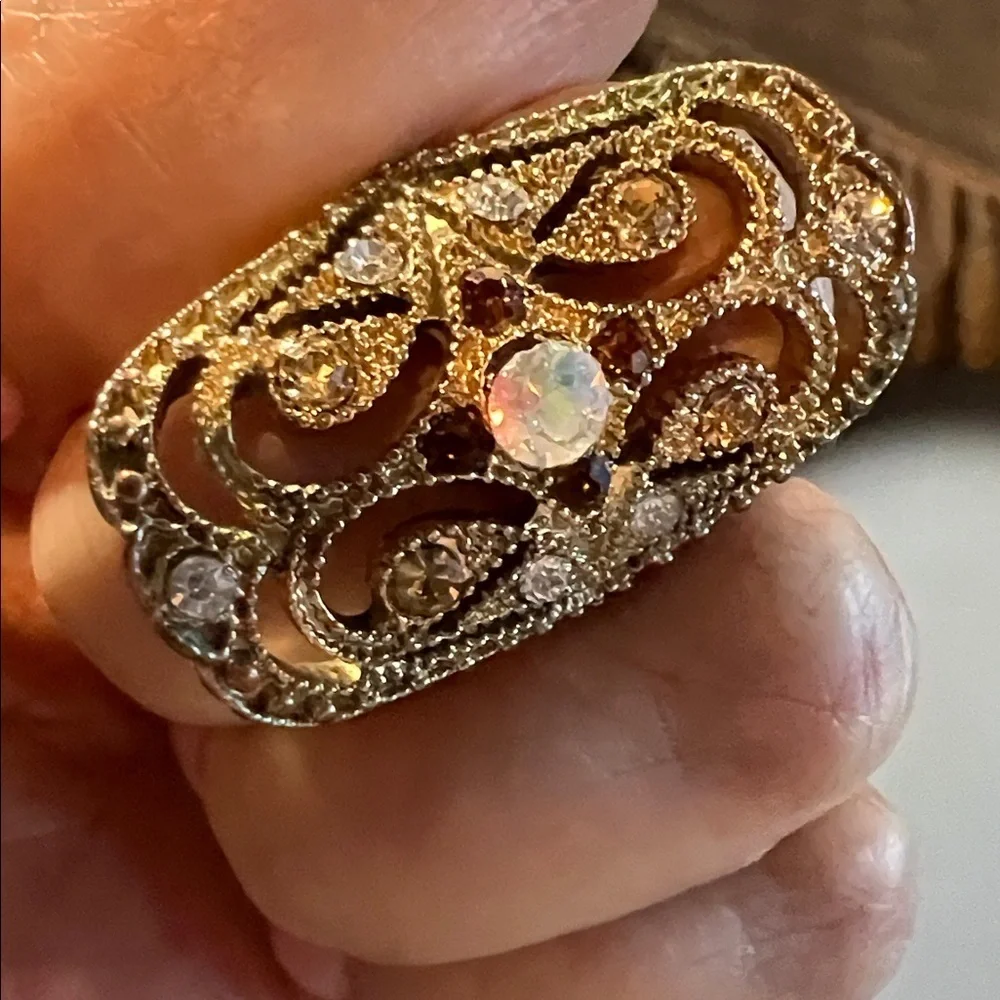 Elegant Gold Filigree Ring with Crystal Accents. wa534